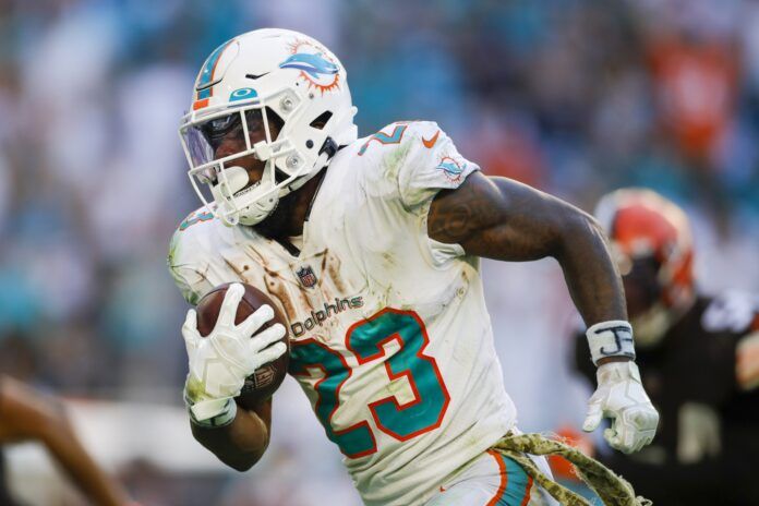 Jeff Wilson Jr. (23) runs with the football for a touchdown during the fourth quarter against the Cleveland Browns at Hard Rock Stadium.