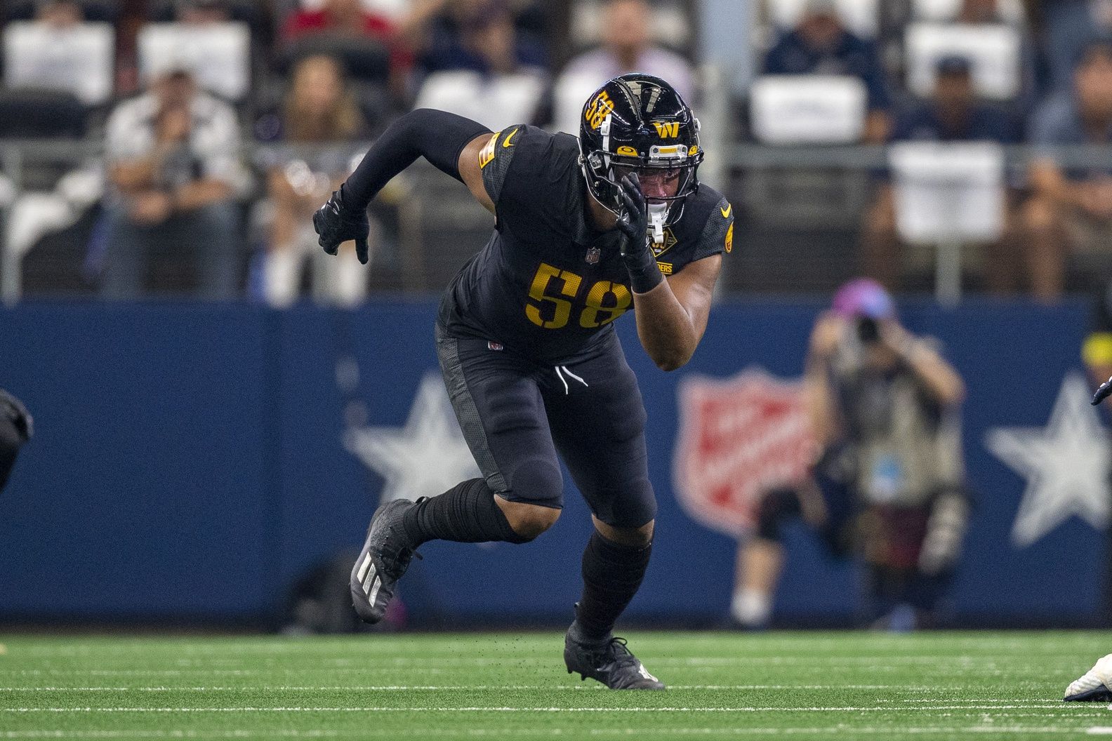 Shaka Toney (58) in action during the game between the Dallas Cowboys and the Washington Commanders.