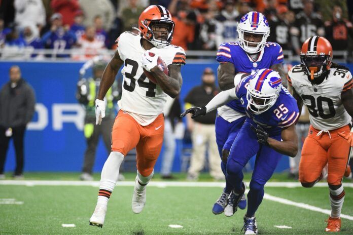 Cleveland Browns RB Jerome Ford (34) rushes the ball against the Buffalo Bills.