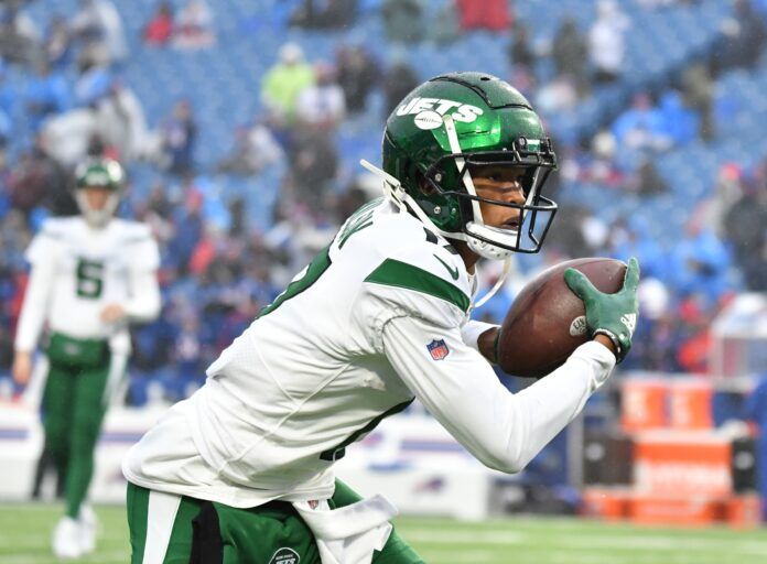 New York Jets WR Garrett Wilson (17) warming up before a game against the Buffalo Bills.