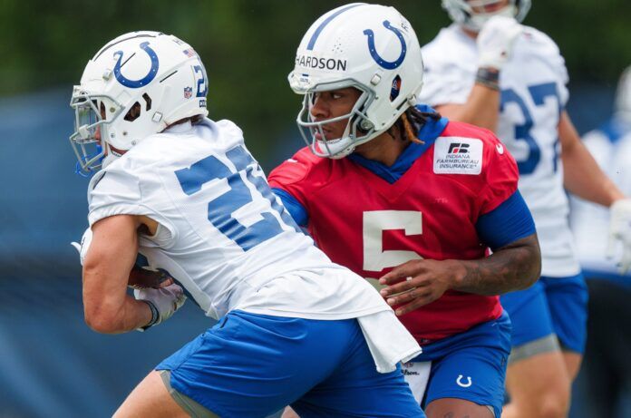 Anthony Richardson (5) hands off to Colts running back Evan Hull (26) on Wednesday, June 14, 2023, during mandatory minicamp.