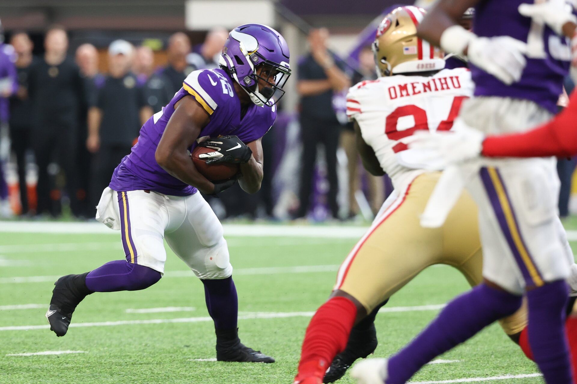 Minnesota Vikings Ty Chandler (32) runs for a touchdown against the San Francisco 49ers.