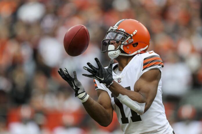 Cleveland Browns WR Donovan Peoples-Jones (11) returns a punt against the Cincinnati Bengals.