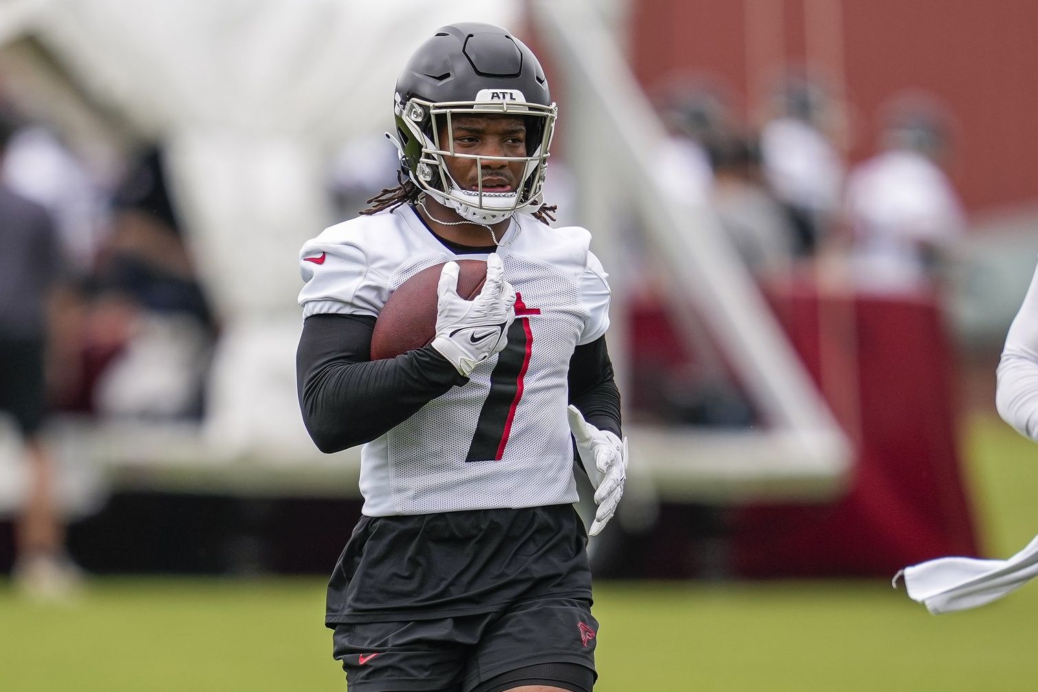 Atlanta Falcons RB Bijan Robinson (7) runs a drill during the team's minicamp.