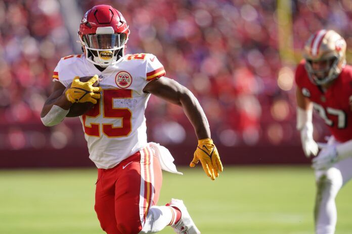 Kansas City Chiefs RB Clyde Edwards-Helaire (25) runs away from the San Francisco 49ers' defense.