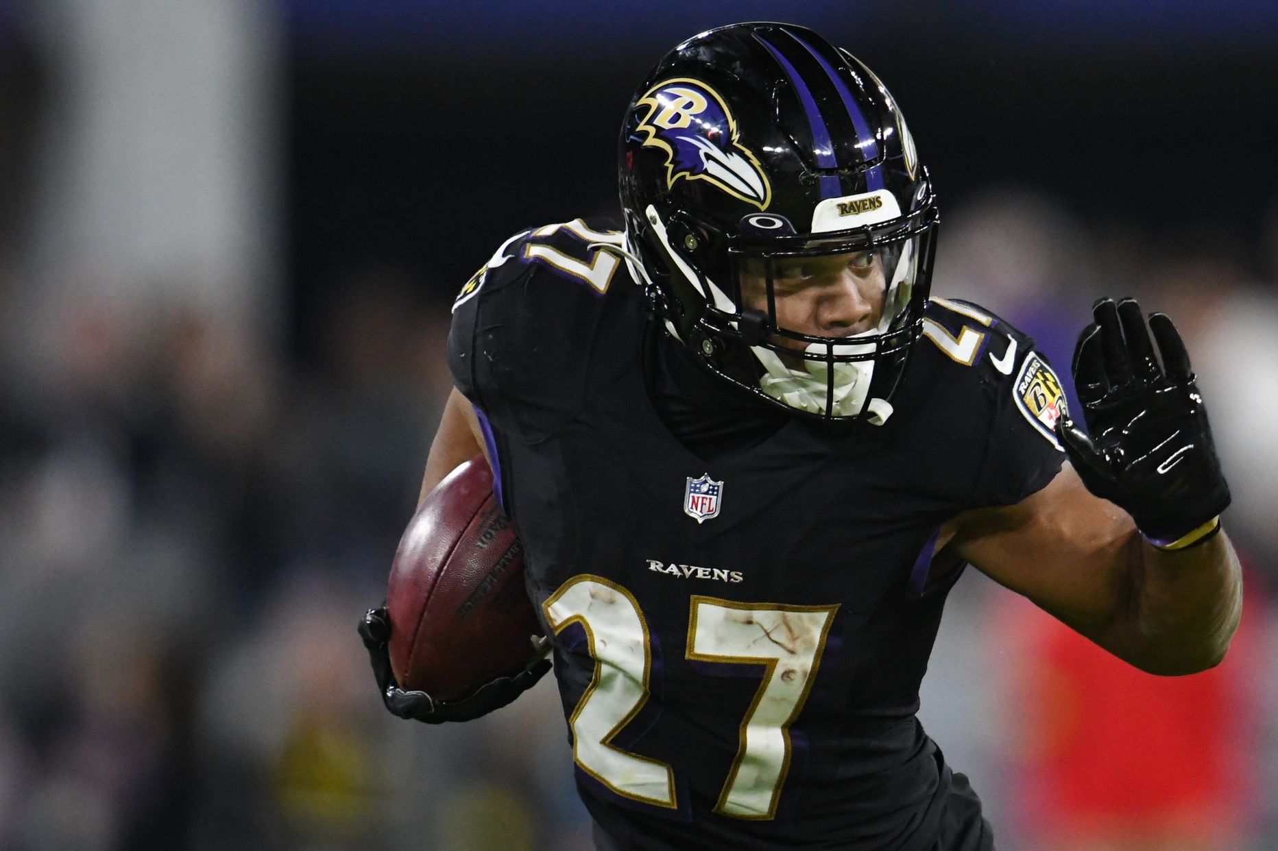 J.K. Dobbins (27) rushes during the game against the Pittsburgh Steelers at M&T Bank Stadium.