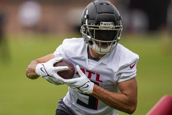 Atlanta Falcons WR Drake London (5) runs after the catch at minicamp.