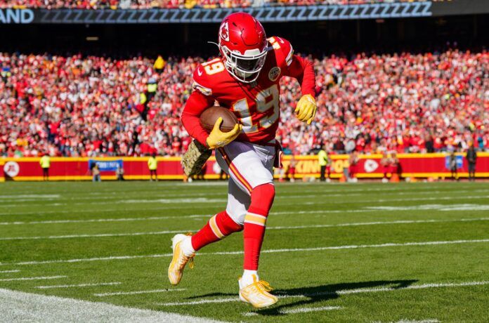 Kansas City Chiefs WR Kadarius Toney (19) tip-toes the sidelines for a touchdown against the Jacksonville Jaguars.