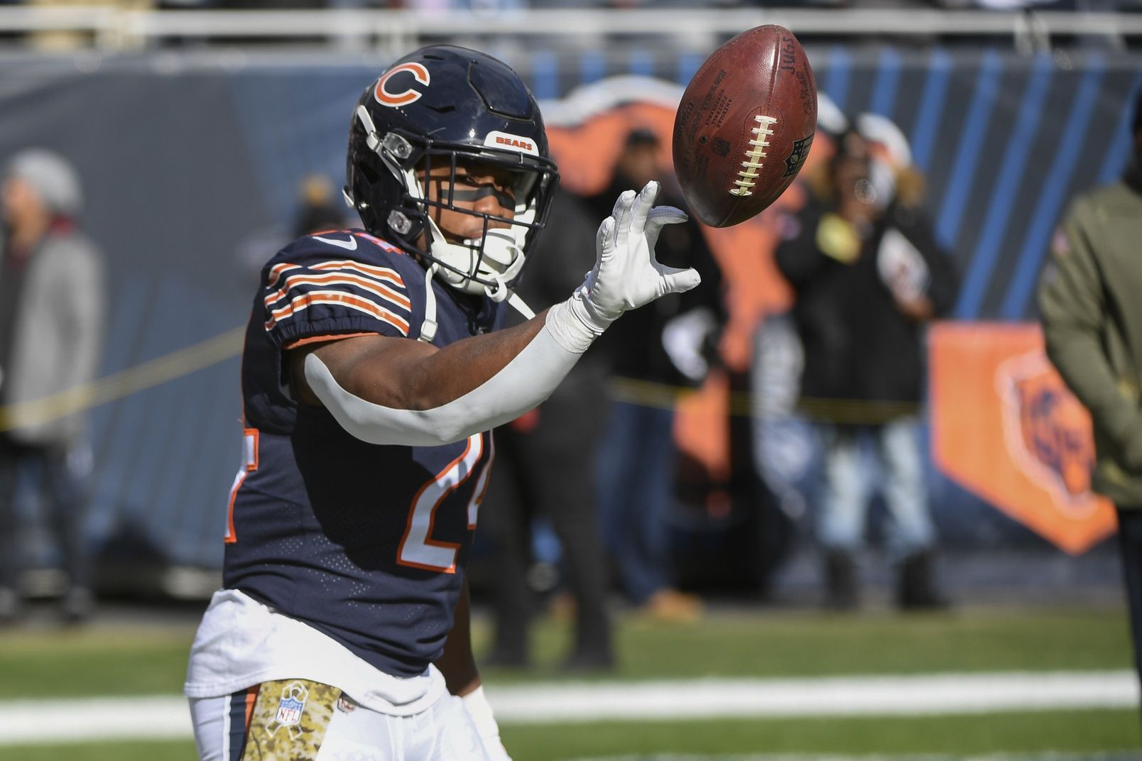 Chicago Bears RB Khalil Herbert (24) warming up before a game against the Detroit Lions.