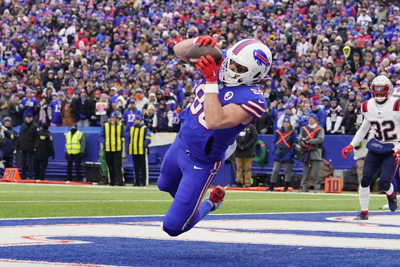 Buffalo Bills TE Dawson Knox (88) catches a touchdown against the New England Patriots.