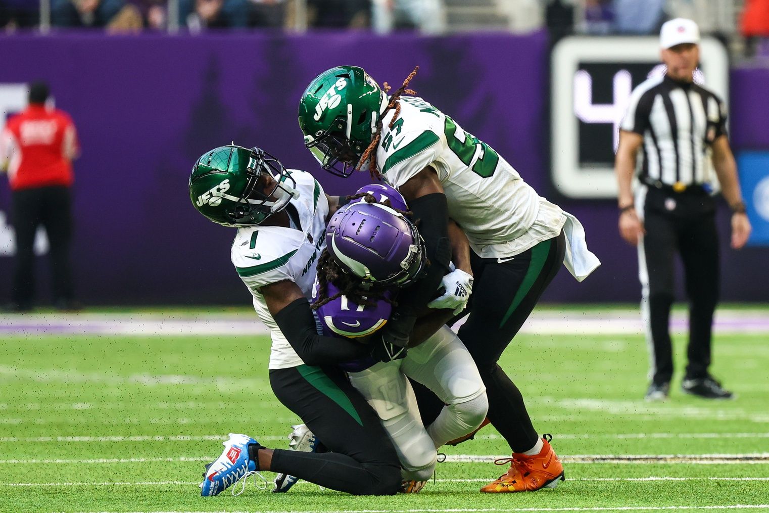 C.J. Mosley and Ahmad Gardner tackle a Vikings WR.