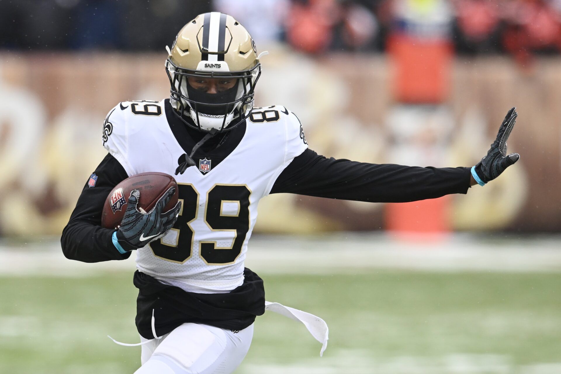 Rashid Shaheed (89) runs with the ball after a catch during the first half against the Cleveland Browns at FirstEnergy Stadium.