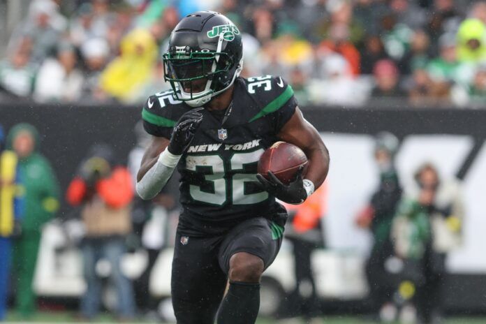 Michael Carter (32) runs with the ball against the Chicago Bears during the first half at MetLife Stadium.