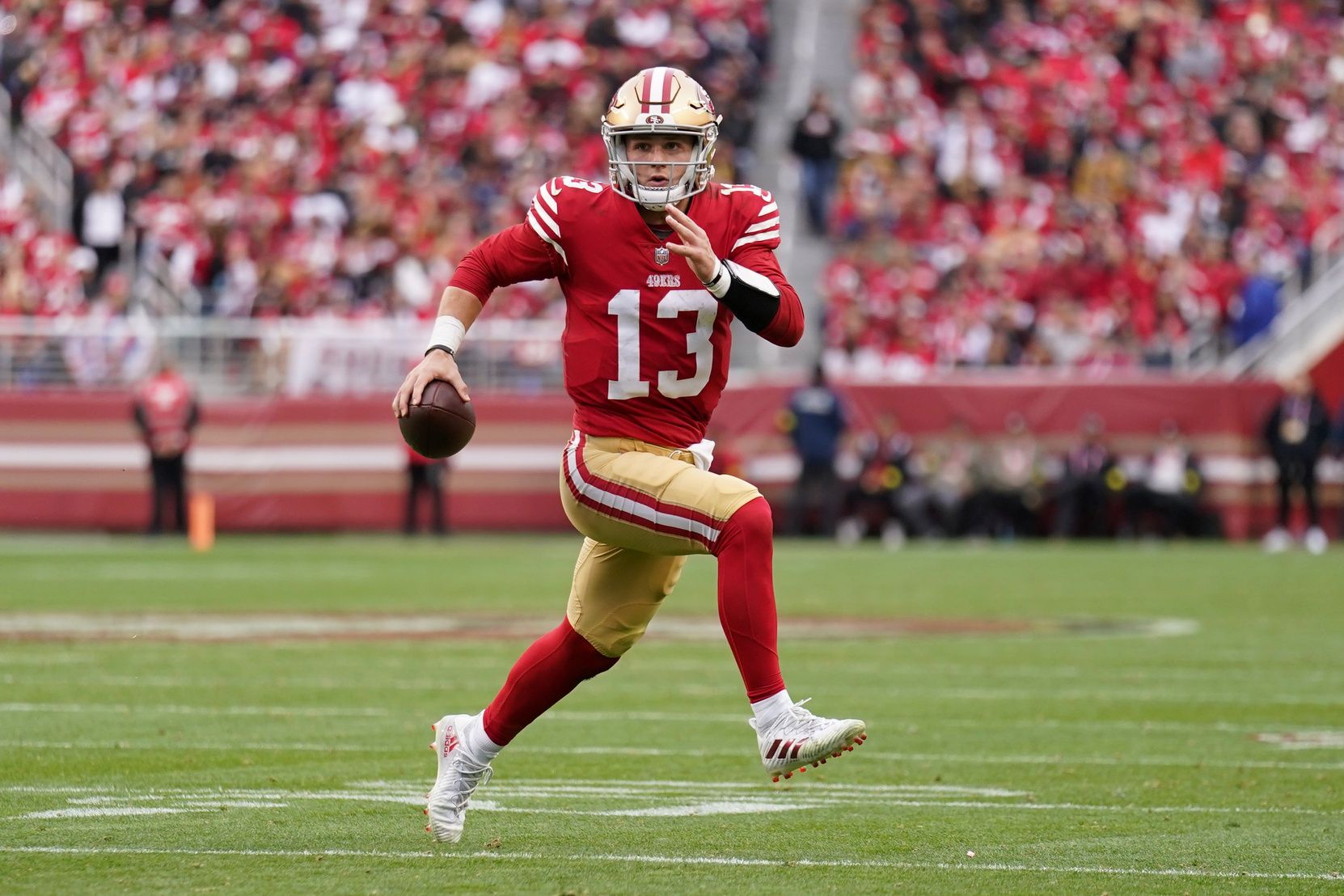 Brock Purdy (13) runs the ball against the Arizona Cardinals in the third quarter at Levi's Stadium.