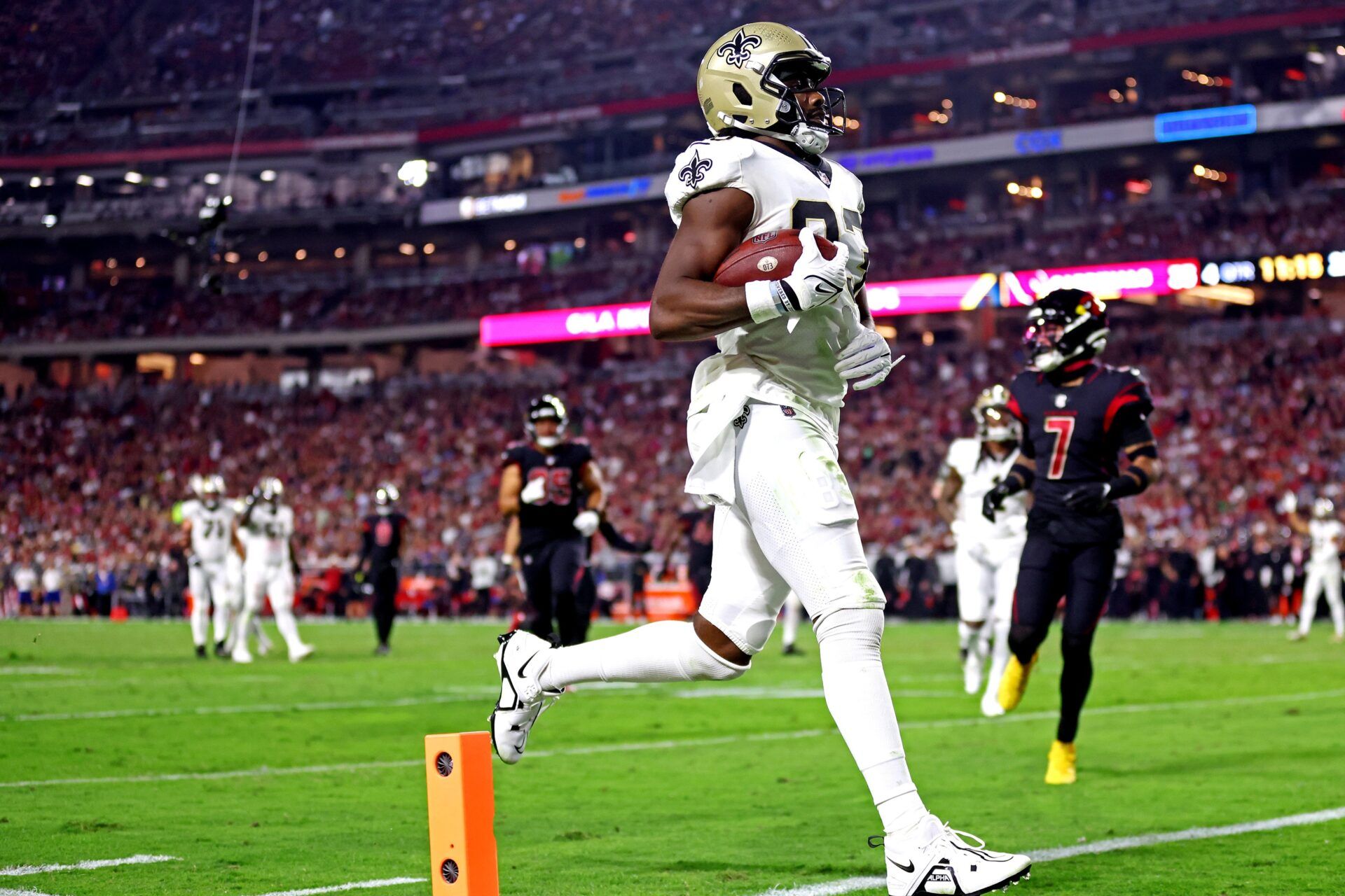 Juwan Johnson (83) scores a touchdown during the fourth quarter against the Arizona Cardinals at State Farm Stadium.