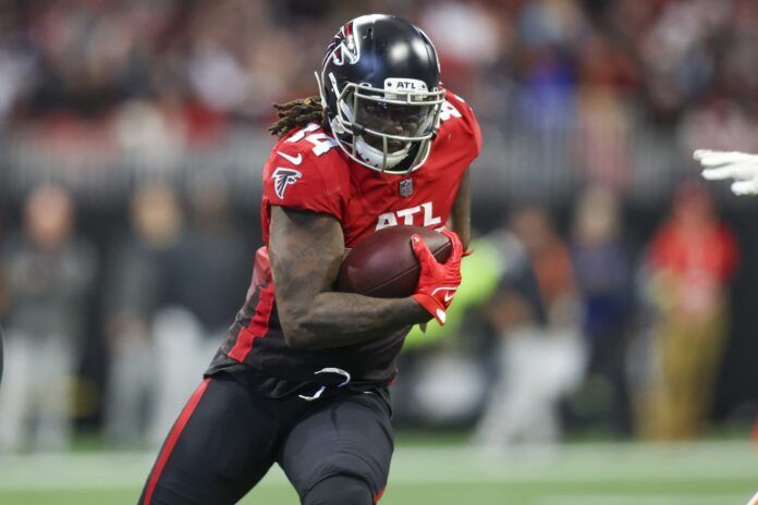 Cordarrelle Patterson (84) runs the ball against the Chicago Bears in the second half at Mercedes-Benz Stadium.