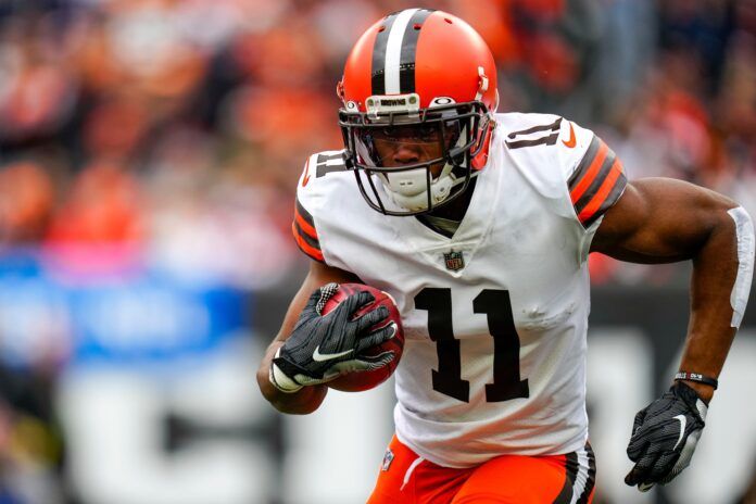 Cleveland Browns WR Donovan Peoples-Jones (11) returns a punt against the Cincinnati Bengals.