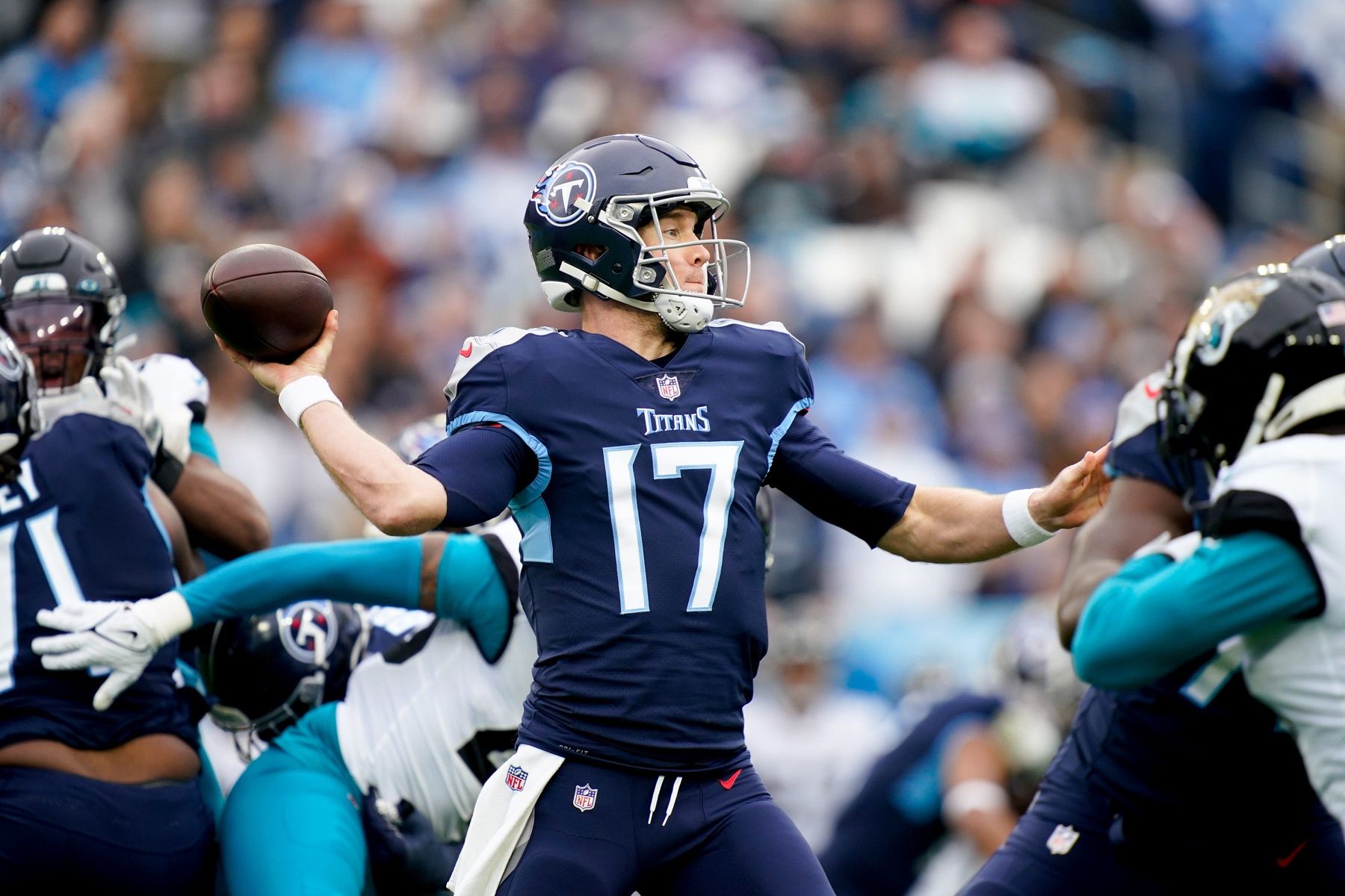 Ryan Tannehill (17) throws the ball during the first quarter at Nissan Stadium.