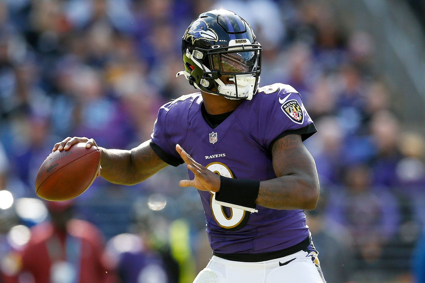 Baltimore Ravens QB Lamar Jackson (8) throws a pass.