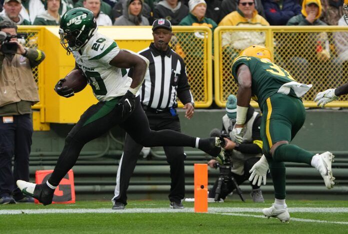 New York Jets RB Breece Hall (20) runs into the end zone for a touchdown against the Green Bay Packers.