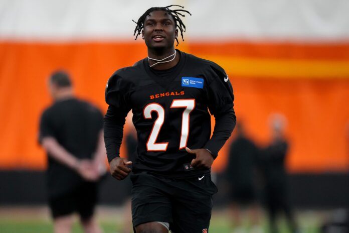 Cincinnati Bengals DB Jordan Battle (27) runs through drills during practice.