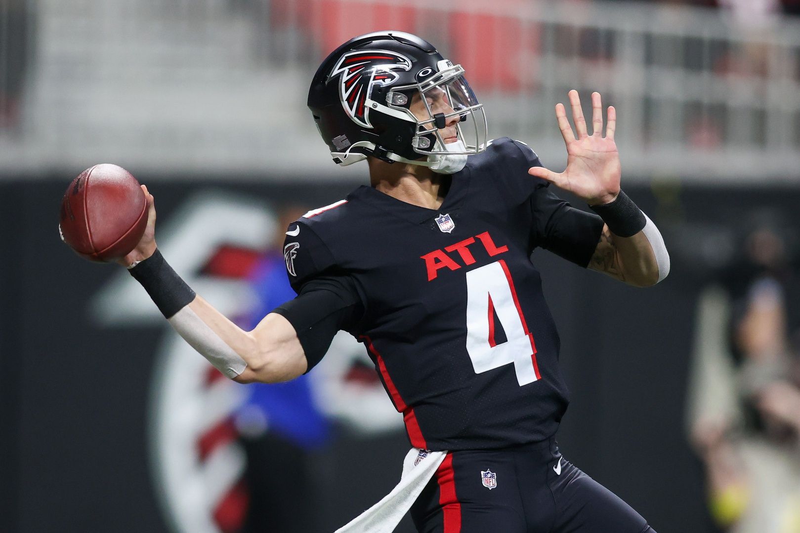 Desmond Ridder (4) throws a pass against the Tampa Bay Buccaneers in the first quarter at Mercedes-Benz Stadium.