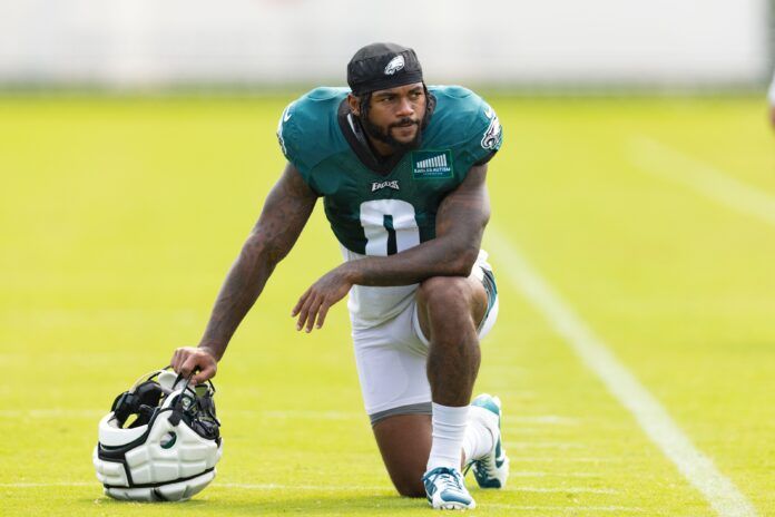 Philadelphia Eagles RB D'Andre Swift (0) on a knee during training camp practice.