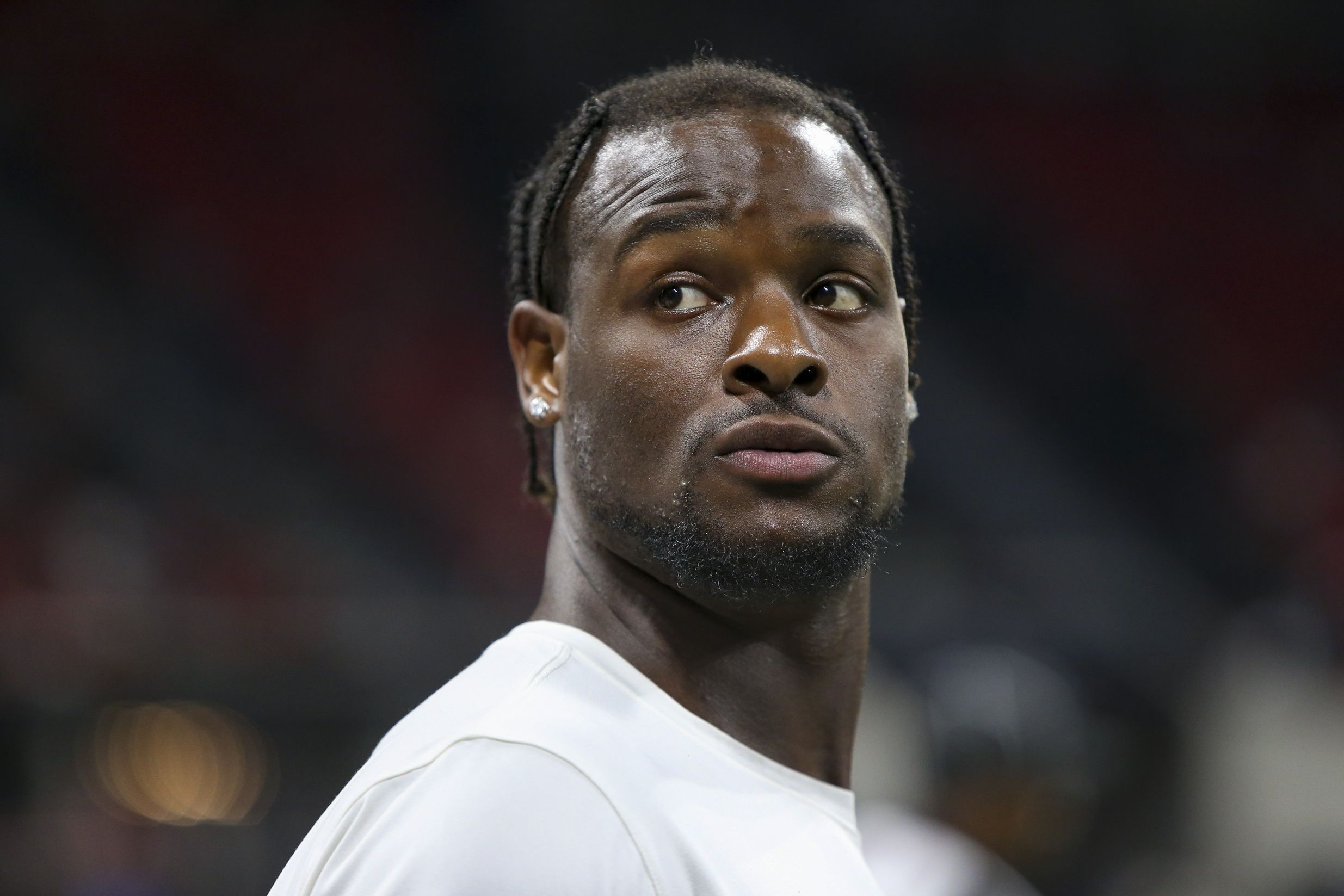 Le'Veon Bell (26) on the sideline against the Atlanta Falcons in the second half at Mercedes-Benz Stadium.