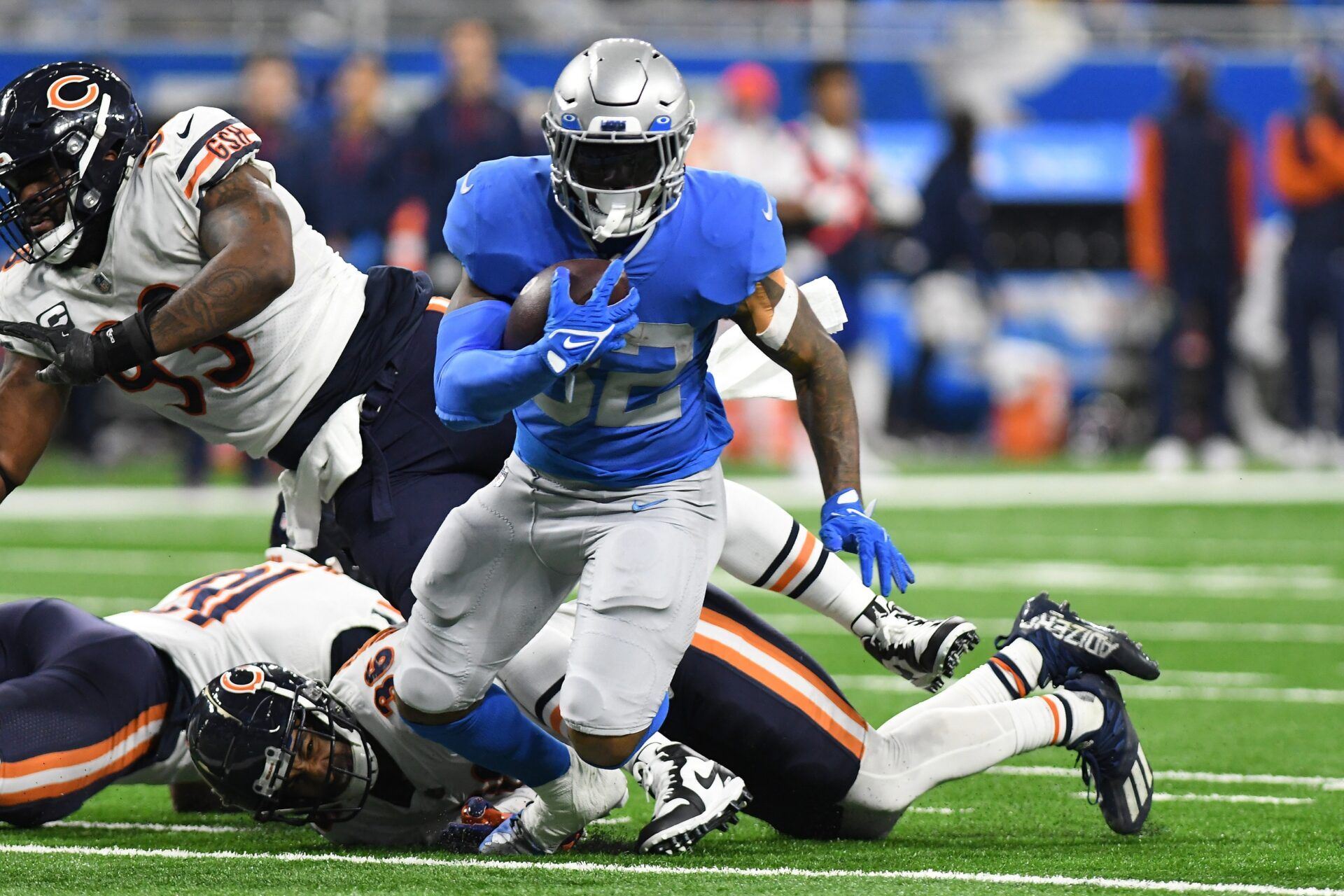 Detroit Lions RB D'Andre Swift (32) runs past the Chicago Bears.