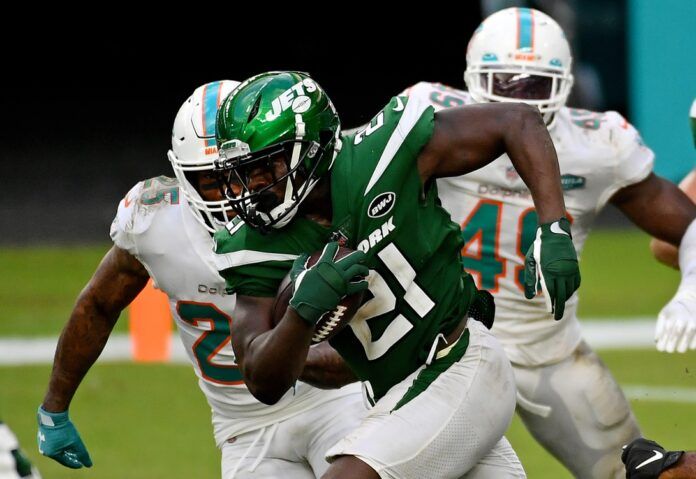 Running back Frank Gore (21) rushes the football against the Miami Dolphins as a member of the New York Jets.