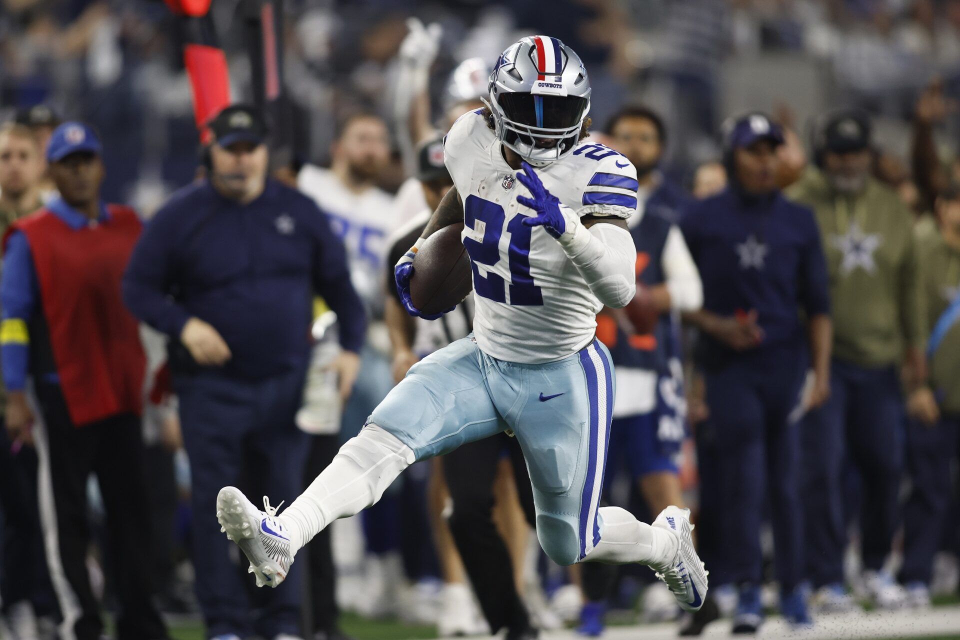 Ezekiel Elliott (21) runs the ball against the Indianapolis Colts in the fourth quarter at AT&T Stadium.