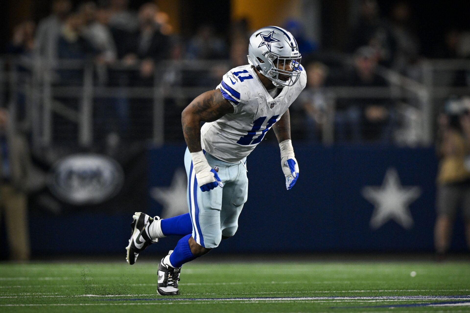 Micah Parsons rushes the passer.