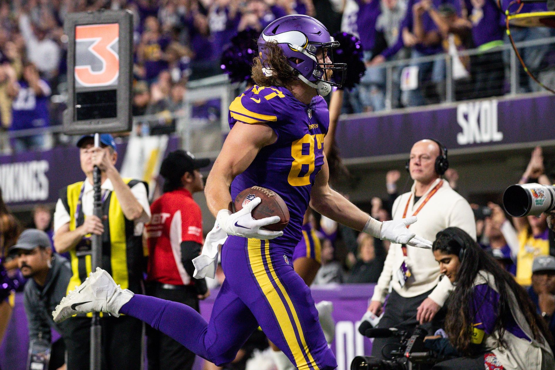 T.J. Hockenson (87) celebrates his touchdown against the New England Patriots during the second quarter at U.S. Bank Stadium.