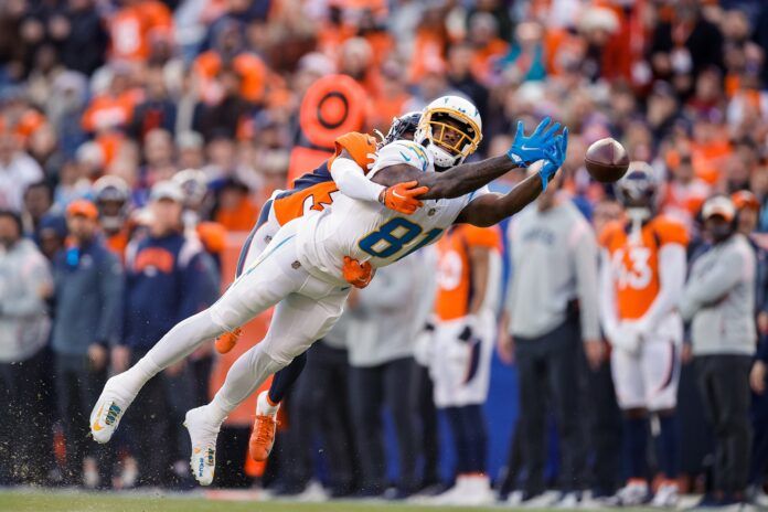 Mike Williams (81) is unable to pull in a pass as Denver Broncos cornerback Ja'Quan McMillian (35) defends in the first quarter at Empower Field at Mile High.