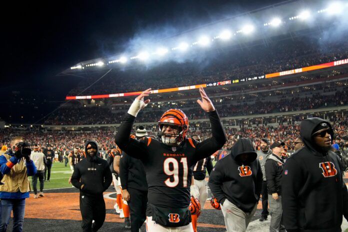 Cincinnati Bengals DE Trey Hendrickson (91) pumps up the crowd.