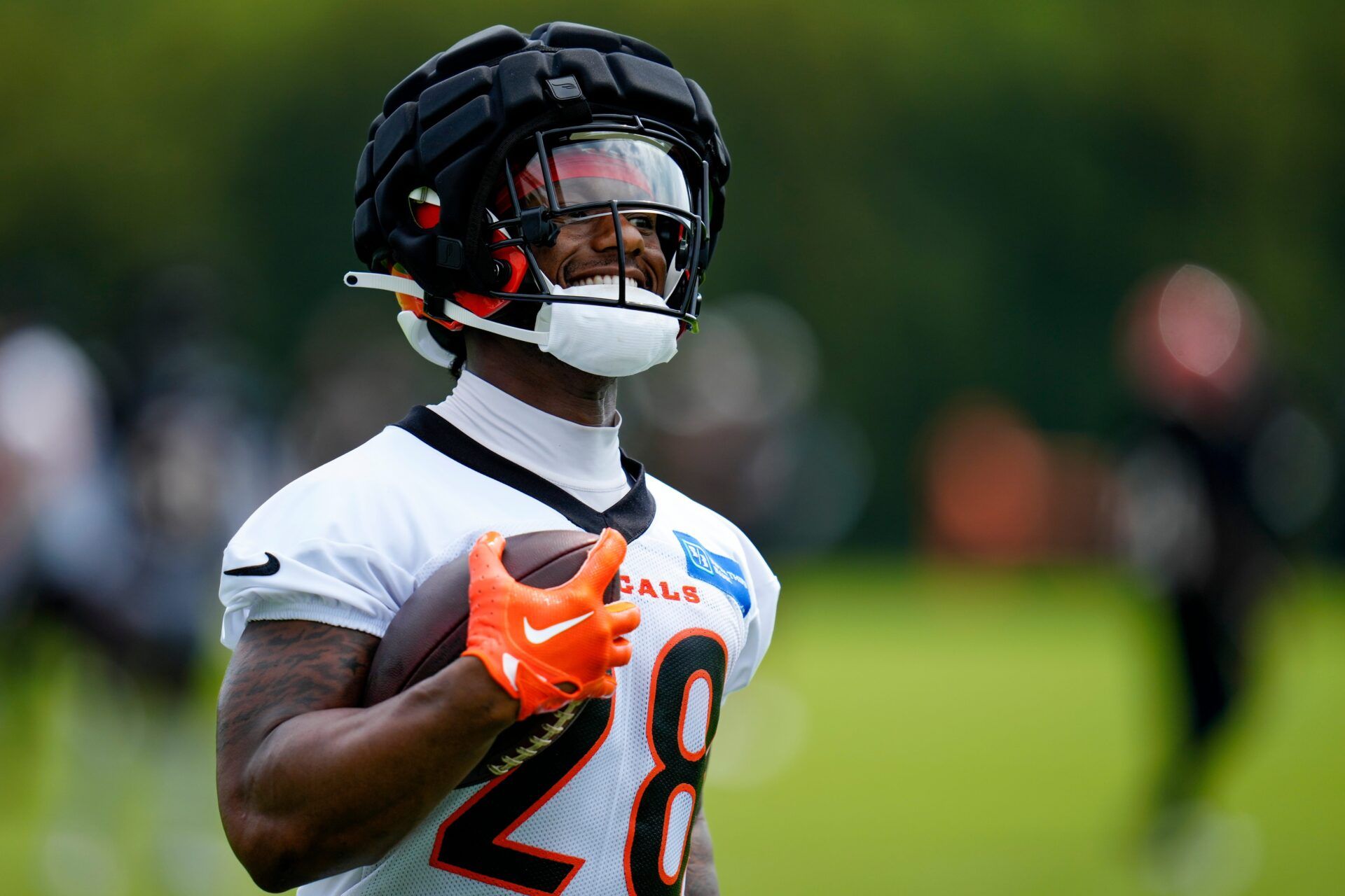 Joe Mixon (28) breaks away on a play during a training camp practice at the Paycor Stadium practice field in downtown Cincinnati.