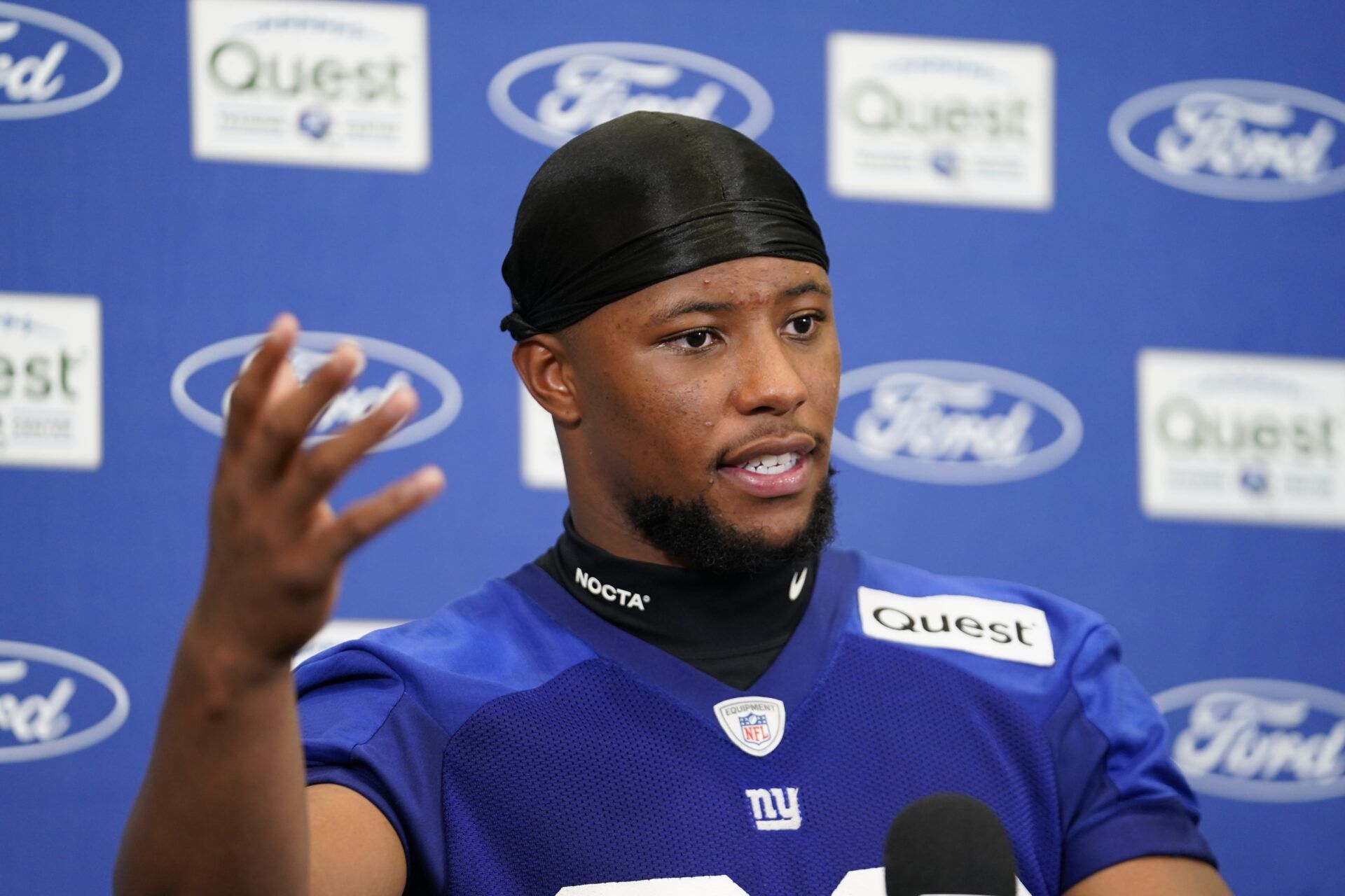 New York Giants RB Saquon Barkley talks to the media at training camp.