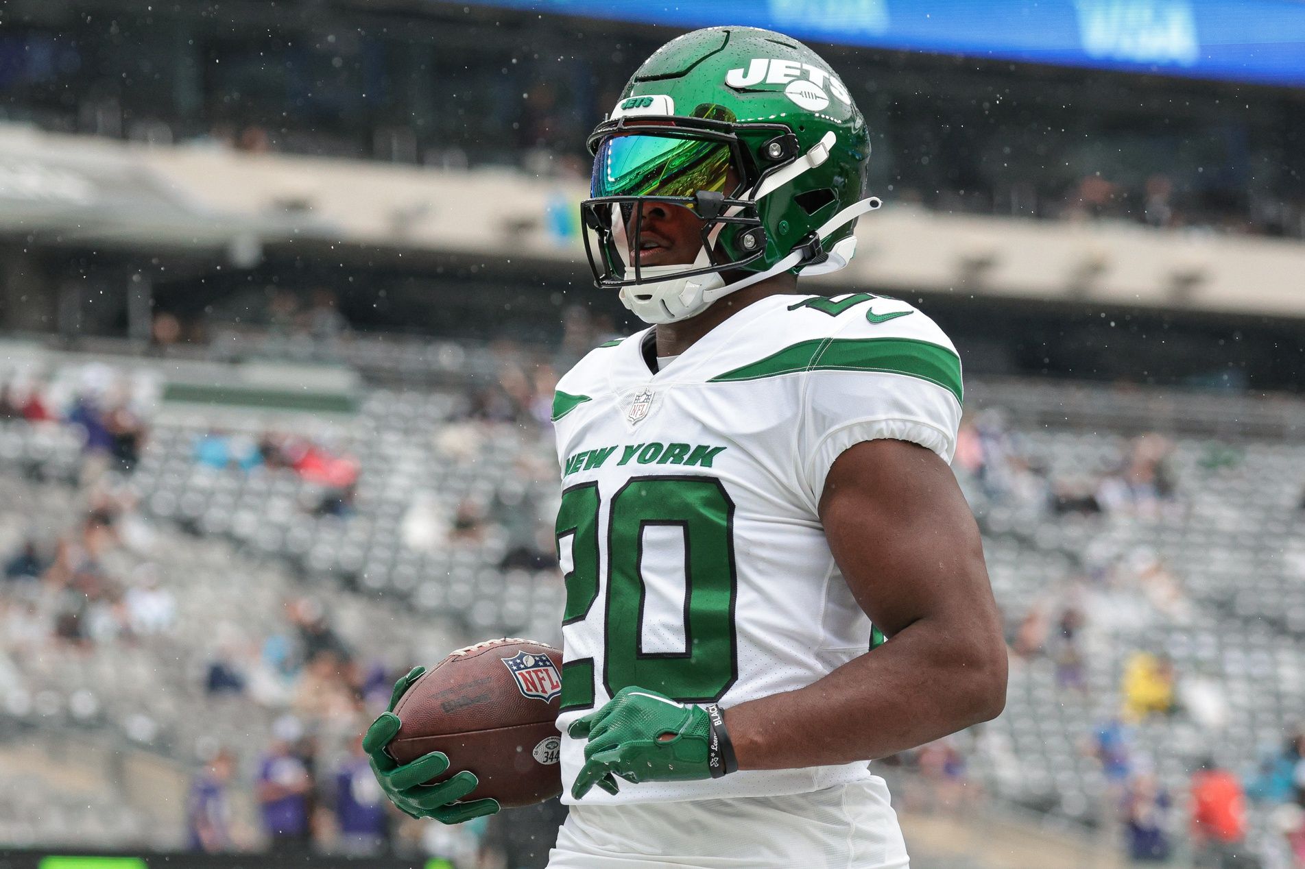 Breece Hall (20) warms up before the game against the Baltimore Ravens at MetLife Stadium.