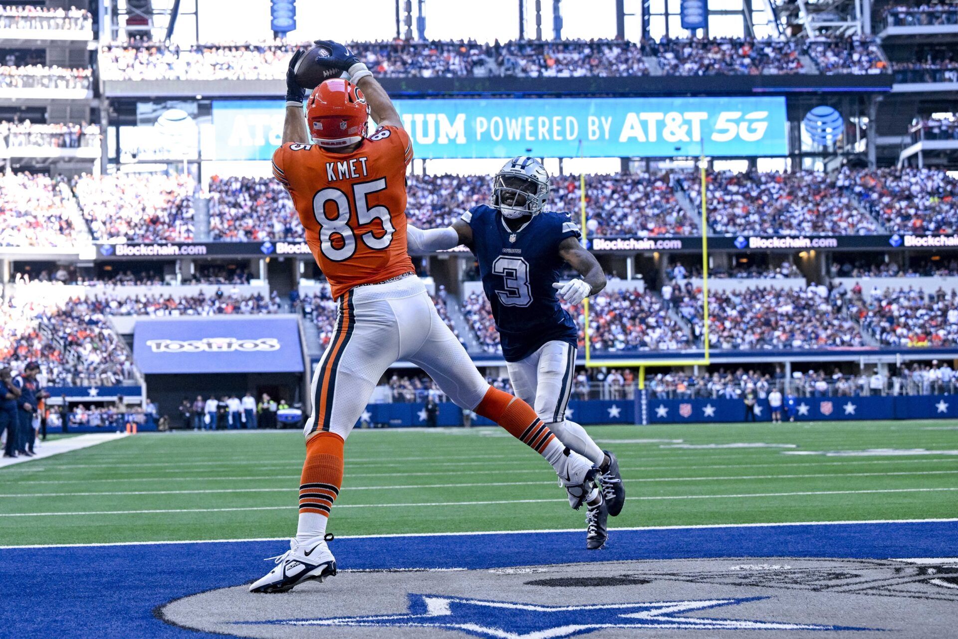 Chicago Bears TE Cole Kmet (85) scores a touchdown against the Dallas Cowboys.