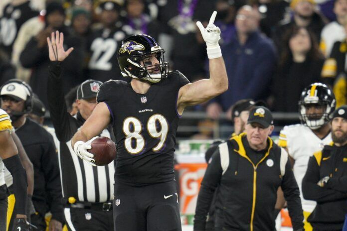 Baltimore Ravens TE Mark Andrews (89) reacts after making a catch against the Pittsburgh Steelers.