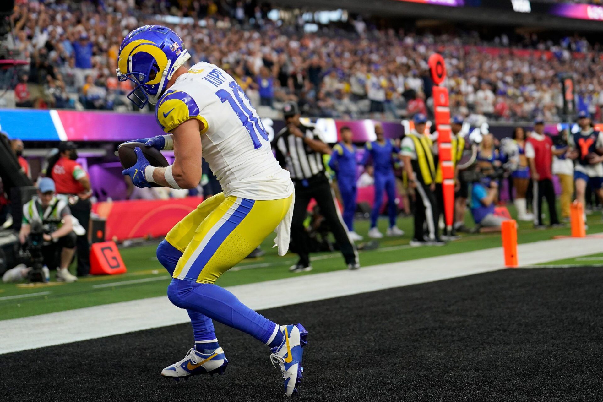 Los Angeles Rams WR Cooper Kupp (10) catches a pass in the end zone for a touchdown against the Cincinnati Bengals in Super Bowl 56.