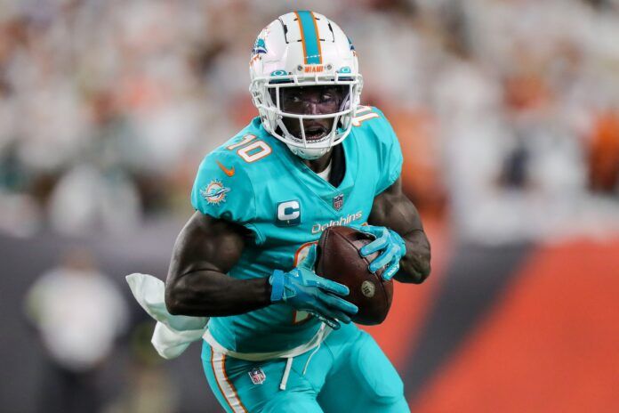 Tyreek Hill (10) runs with the ball against the Cincinnati Bengals in the first half at Paycor Stadium.