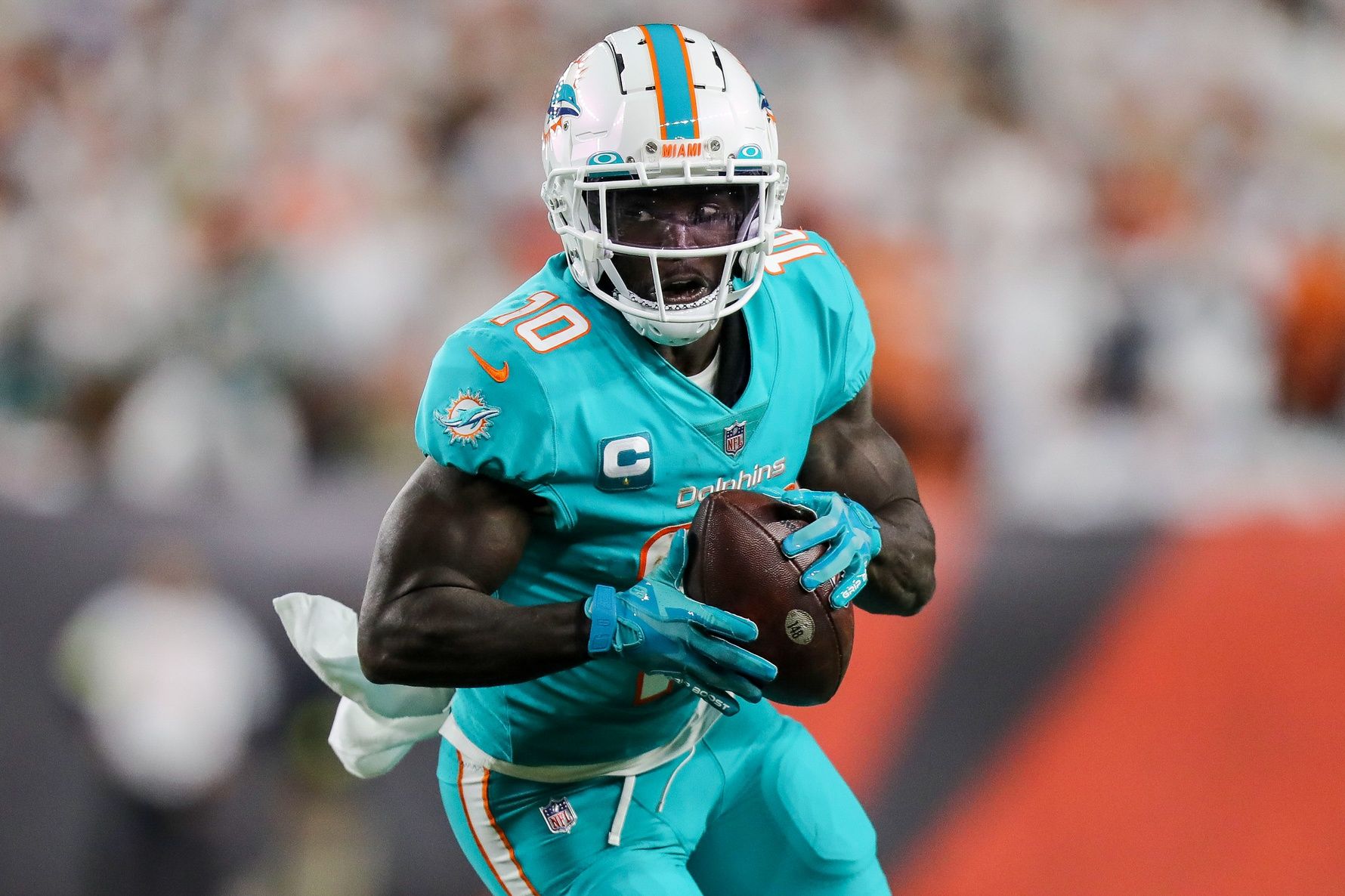 Tyreek Hill (10) runs with the ball against the Cincinnati Bengals in the first half at Paycor Stadium.