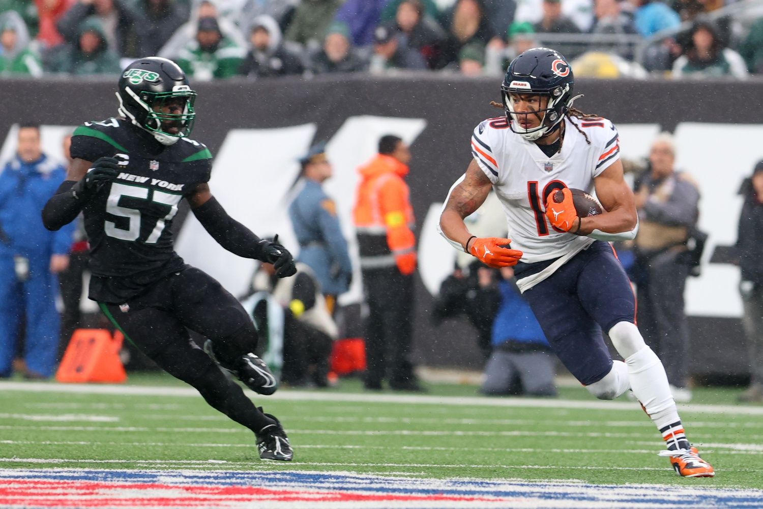 Chase Claypool (10) runs with the ball against the New York Jets during the first half at MetLife Stadium.