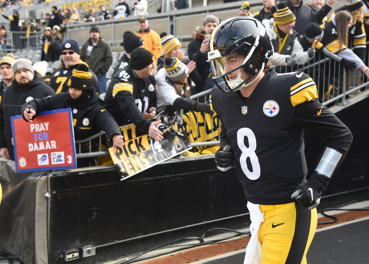 Pittsburgh Steelers QB Kenny Pickett (8) runs out of the tunnel.