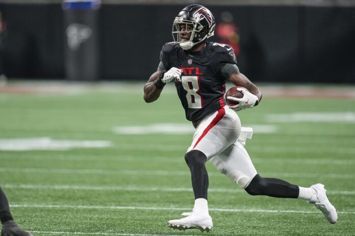 Kyle Pitts runs after the catch.