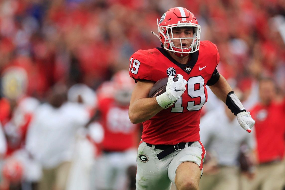 Georgia Bulldogs TE Brock Bowers (19) runs in for a touchdown.