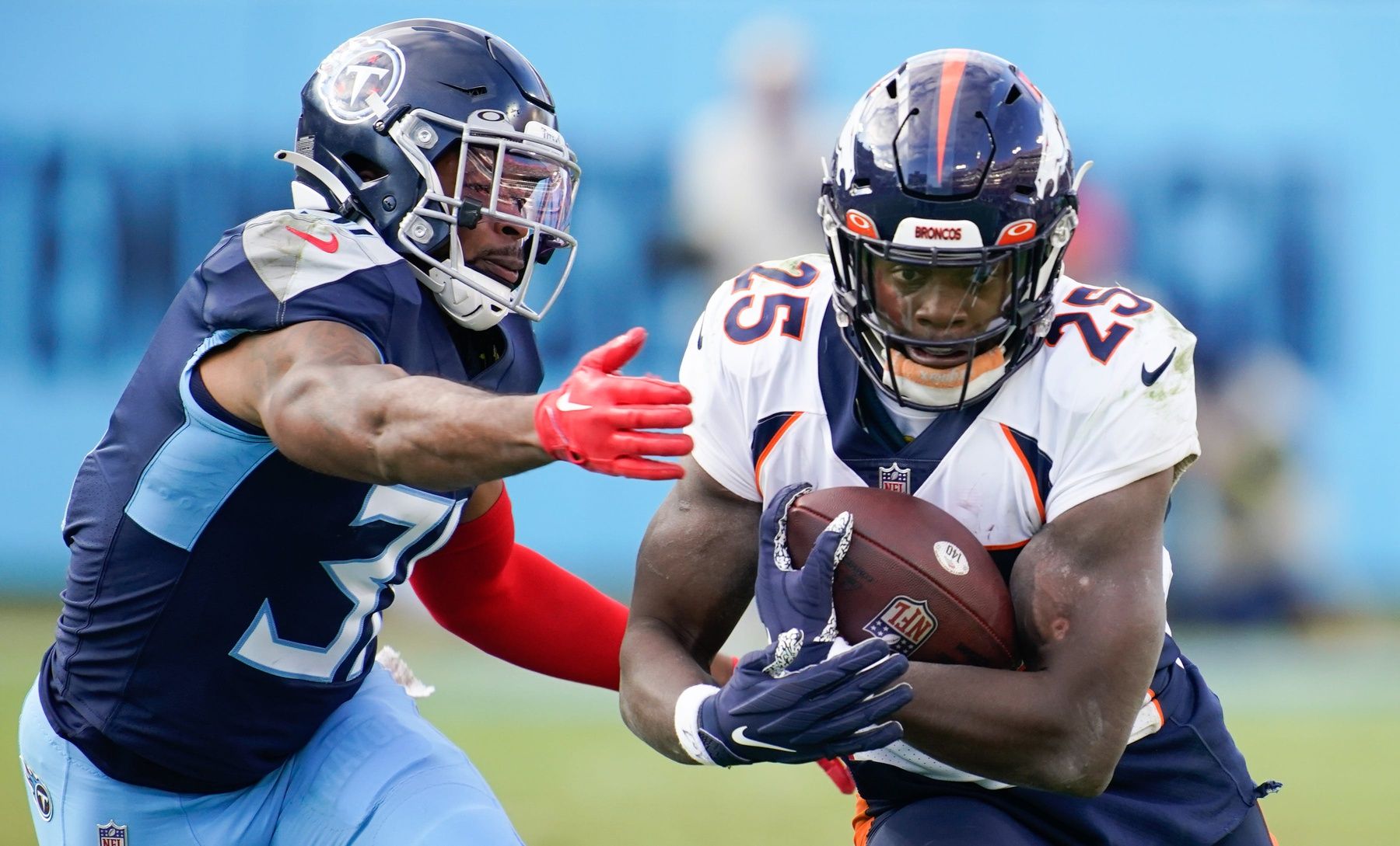 Running back Melvin Gordon III (25) runs the ball against the Tennessee Titans.