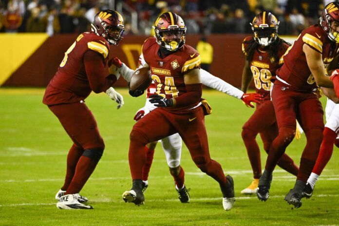 Washington Commanders RB Antonio Gibson (24) runs the ball against the New York Giants.