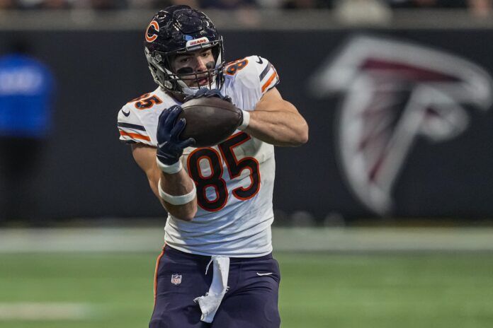 Chicago Bears TE Cole Kmet (85) makes a catch against the Atlanta Falcons.